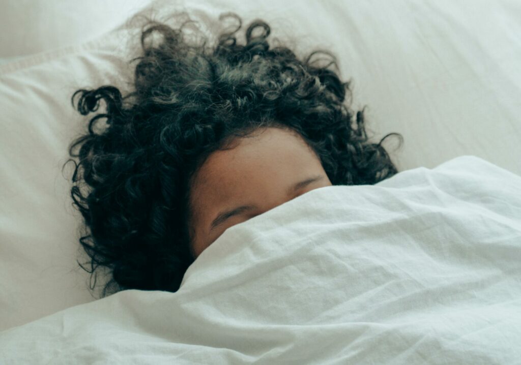 femme sous une couette chaude