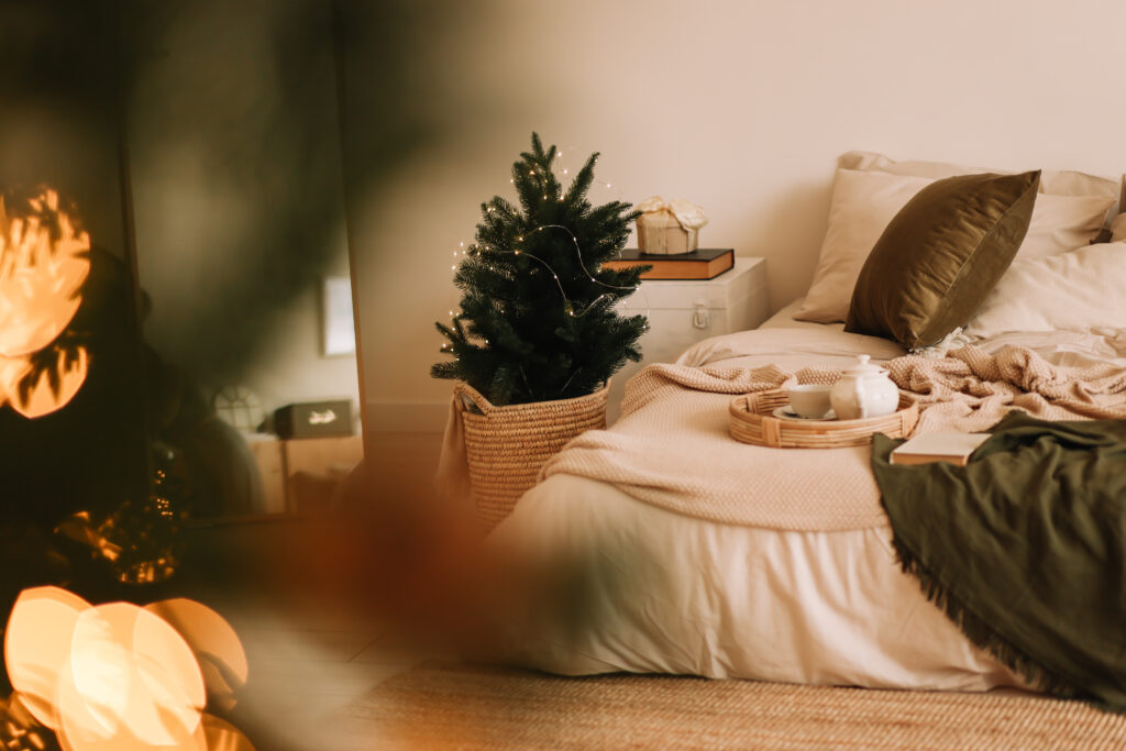 Chambre chaleureuse avec lumière tamisée